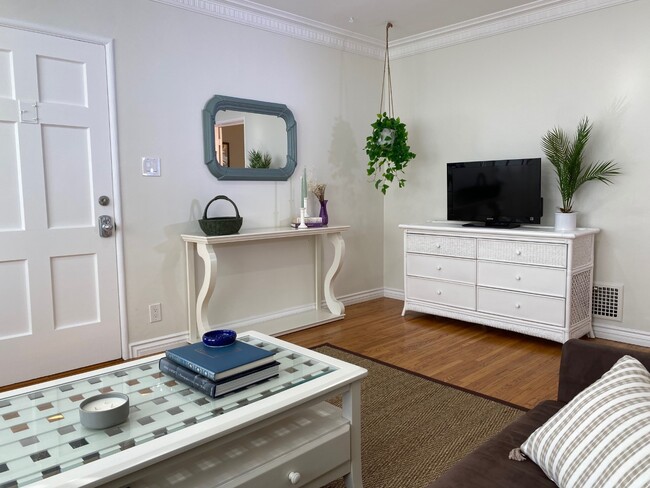 Living Room - 1286 Devon Ave Unit 4