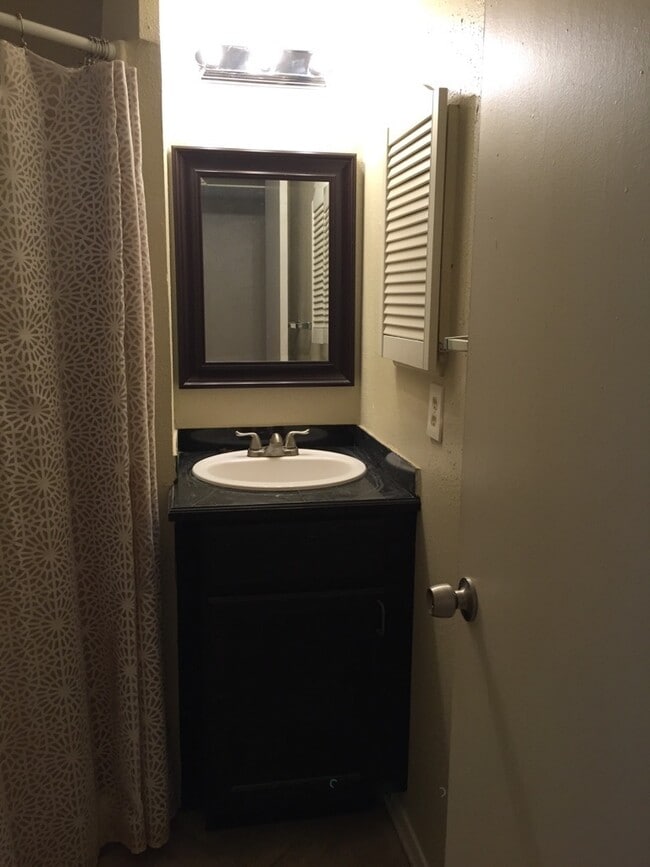 Photo - College Station - 1 bedroom /1 bath condo in Northgate area!! - Walking or biking distance to TEX...