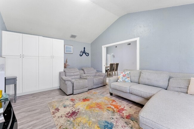 5380 Lakewood Cir S