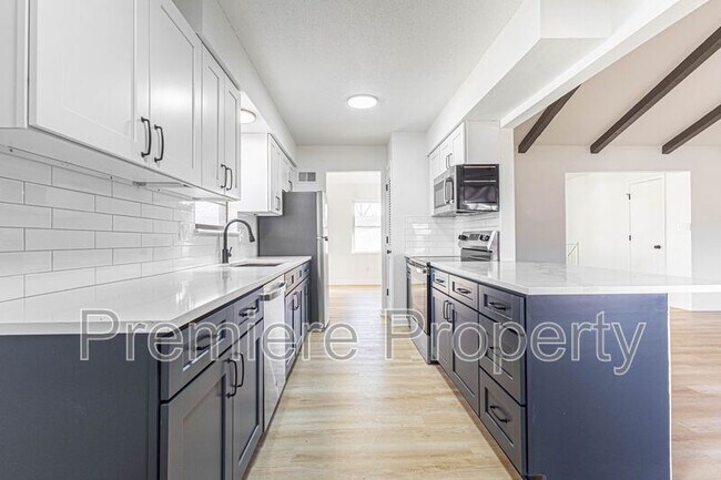 Photo - 705 NW Buckingham Pl