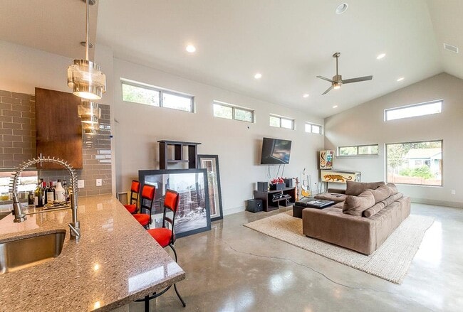 Photo - 2501 E 9th St