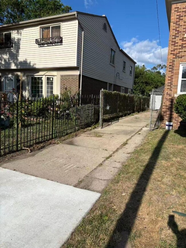 Photo - 17354 Griggs St