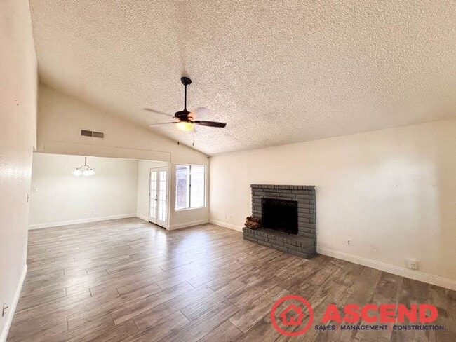 Photo - Spacious 3 Bed, 2 Bath Home with Garage & Full Appliances in North Bakersfield