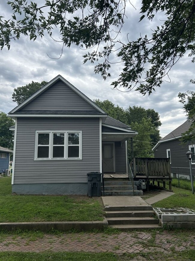 Building Photo - 810 N Elm St