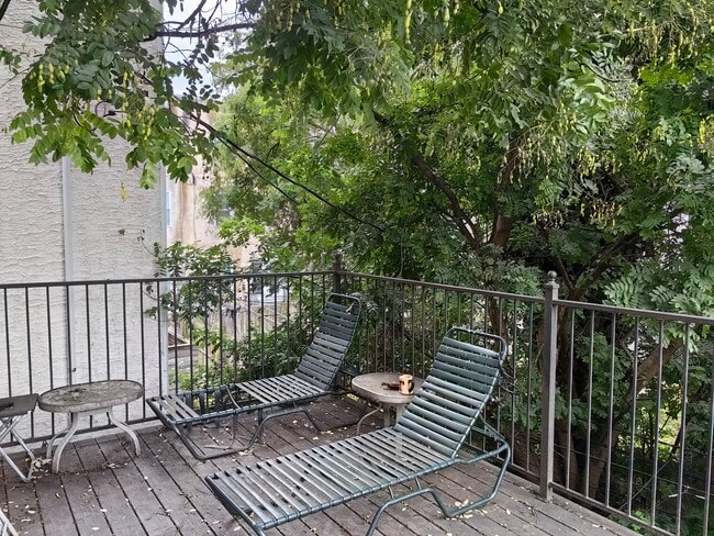 Building Photo - 1708 Fontain St Unit B