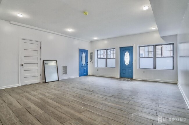 Photo - 9017 Riverside Pl