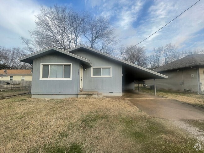 Building Photo - -Check out this cozy 2 bedroom 1 bathroom ... Rental