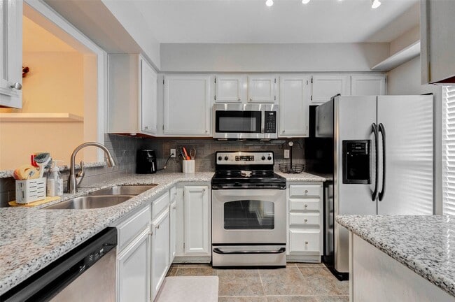 Building Photo - 1212 Fairview St Unit A