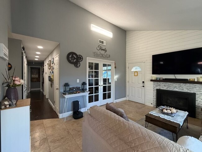 1825 Rhododendron Dr