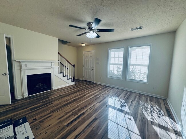 Photo - Beautiful Town House, Conveniently located.