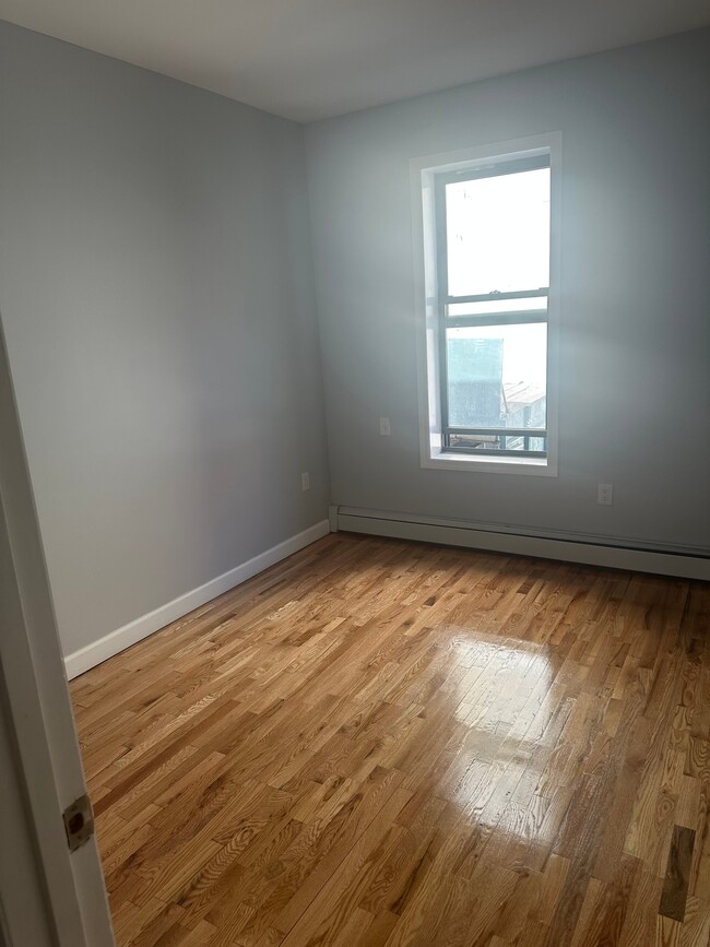 Building Photo - 92 E 232nd St