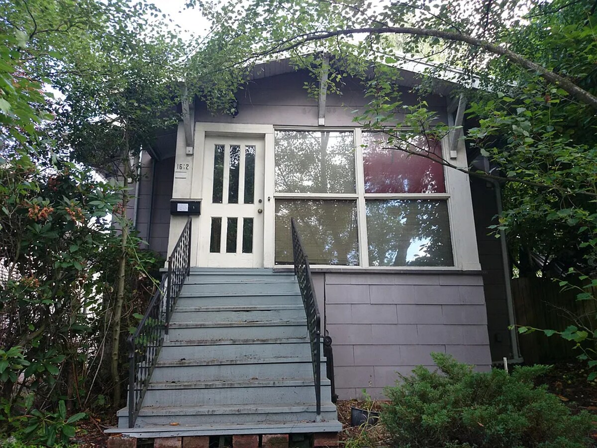 Photo - Cozy 2 Bedroom Home Nestled Between Greenl...