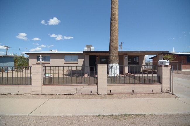 Building Photo - Charming 4 Bedroom 1 Bath Home! South Tucs...