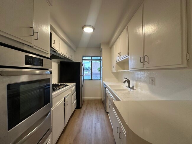 Building Photo - 1432 N Fairfax Ave Unit 5A