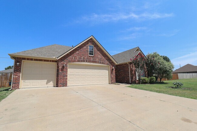 Photo - Spacious 4 bedroom 3 bathroom home In Sand Springs