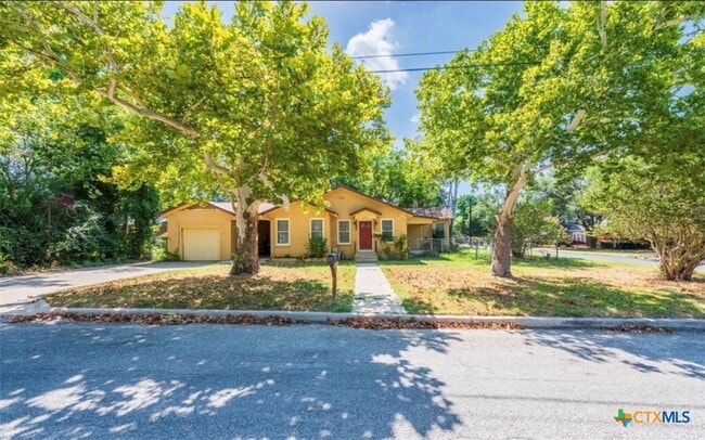 Building Photo - 609 S Pecan Ave