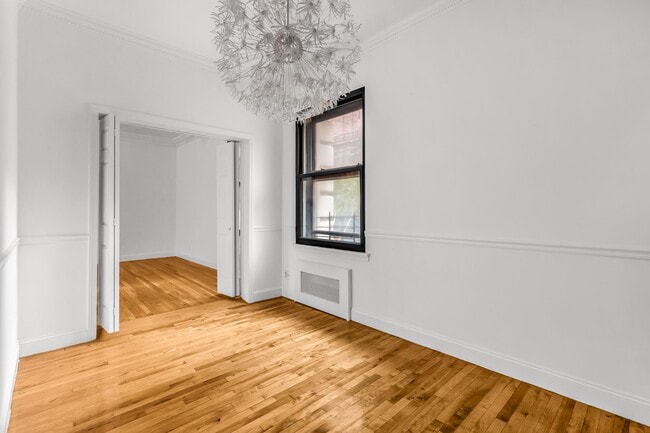 Photo - 112 W 72nd St