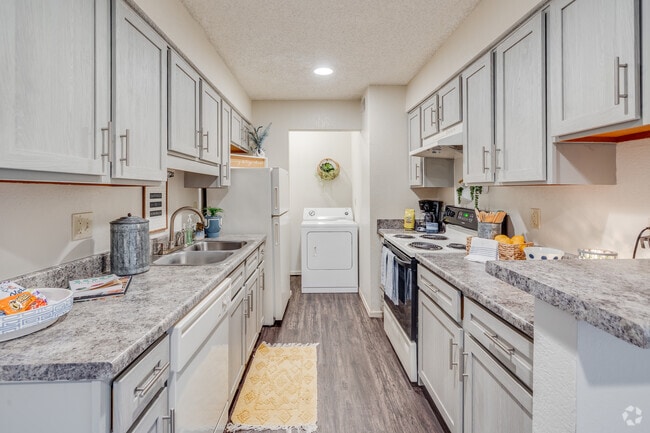 1BR, 1BA - 700SF - Kitchen