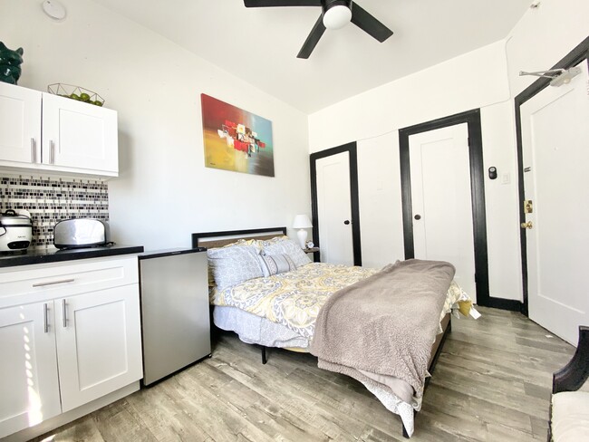 Building Photo - 5849 W Sunset Blvd Unit 107 Rental