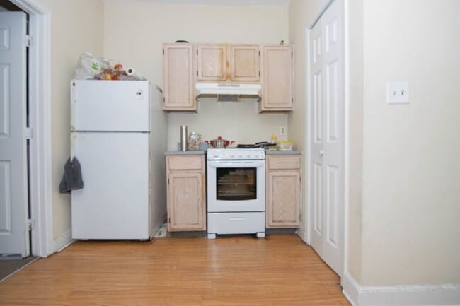 Photo - Mission Hill 3 Bed – High Ceilings – Hot Water Included – Parking Available – 9/1