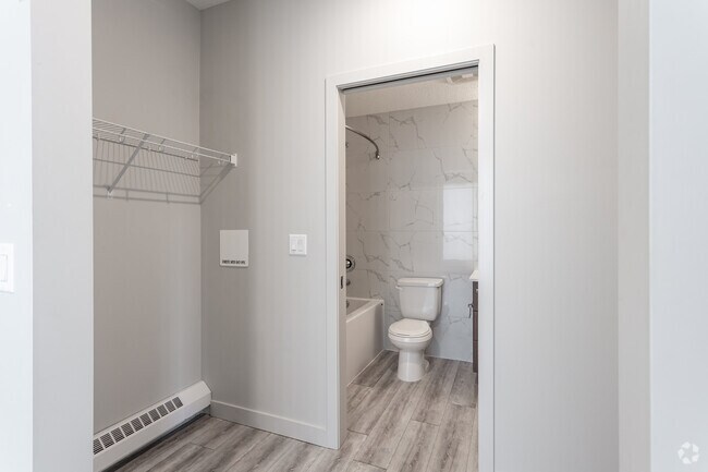 2BR, 2BA - 781SF - David - Walk-In Closet - Le Louvre Residences