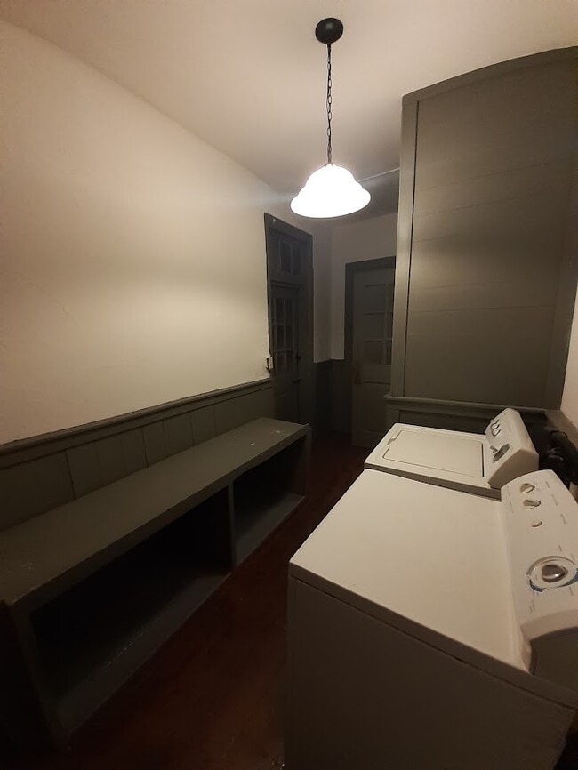 214 Locust St Unit Front Apartment