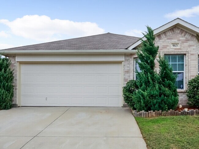 Building Photo - 913 Honey Locust Ln Rental