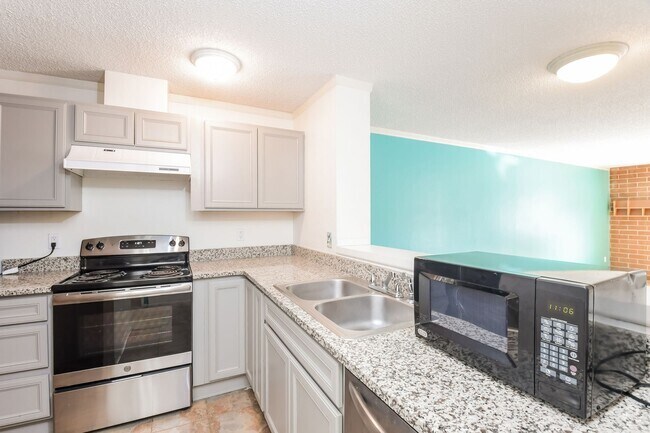 Building Photo - Charming 1-Bedroom Condo in Plaza de Monac... Unit S109