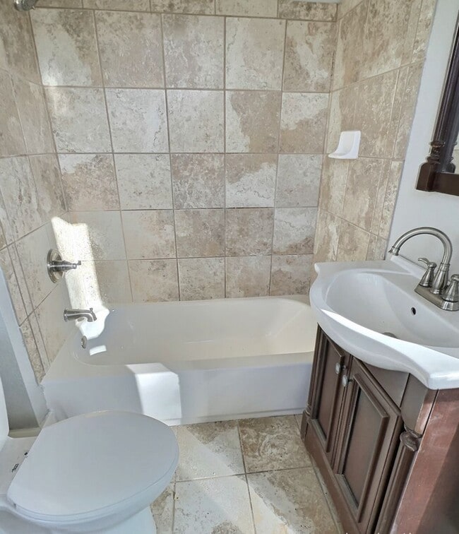 Photo - 537 W 2nd St