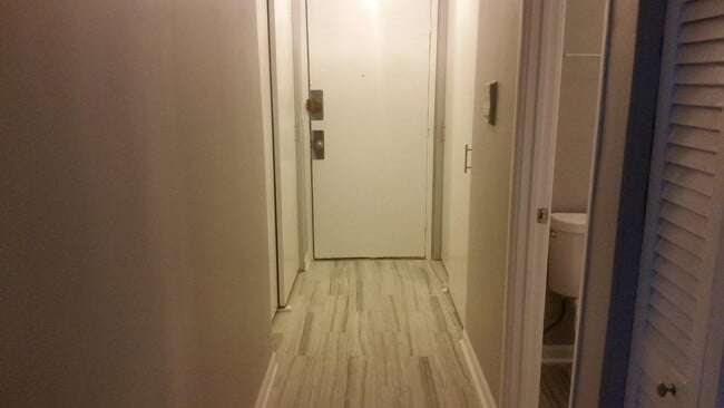 Photo - 2405 W Balmoral Ave