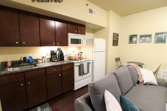 Photo - 152 W Main St Unidad 2B