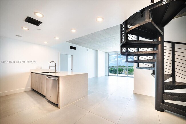 Building Photo - 13800 Highland Dr Unit PH4