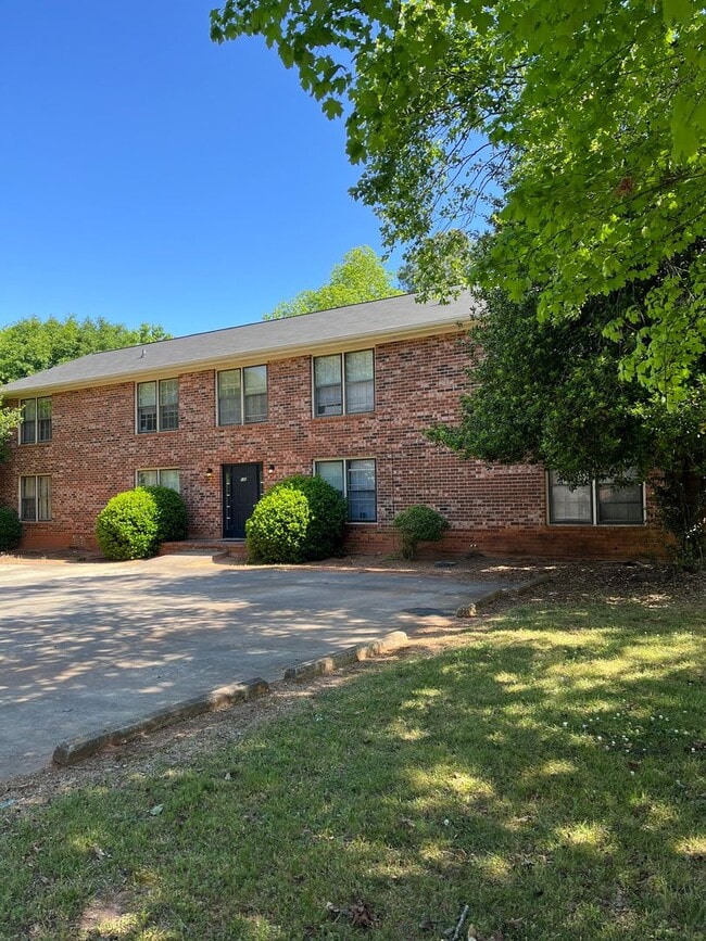 Building Photo - 2BR/ 2Bath on Eastside! Available end of July 2026