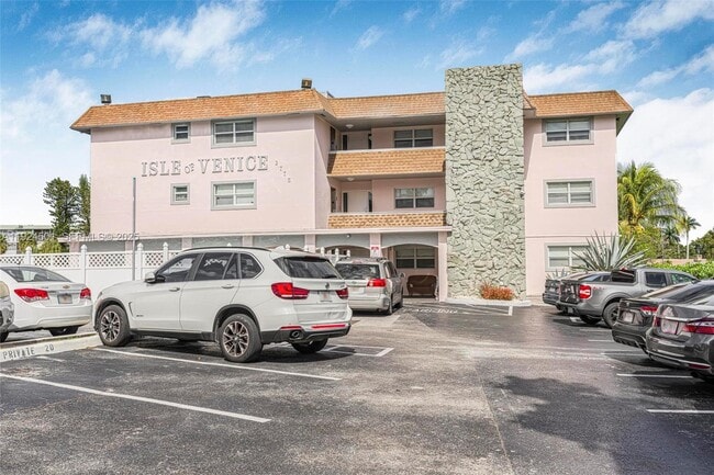 Building Photo - 2775 Taft St Unit 301