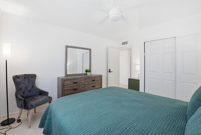 Building Photo - 313 E Riviera Dr