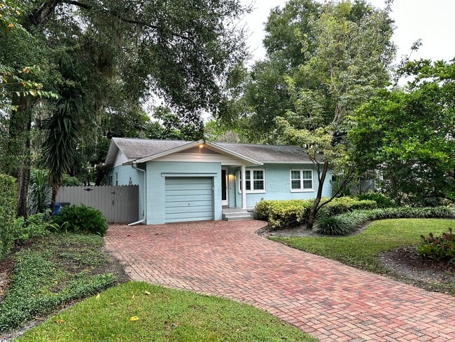 Building Photo - Stunning 3/2 Bungalow near the historic di...
