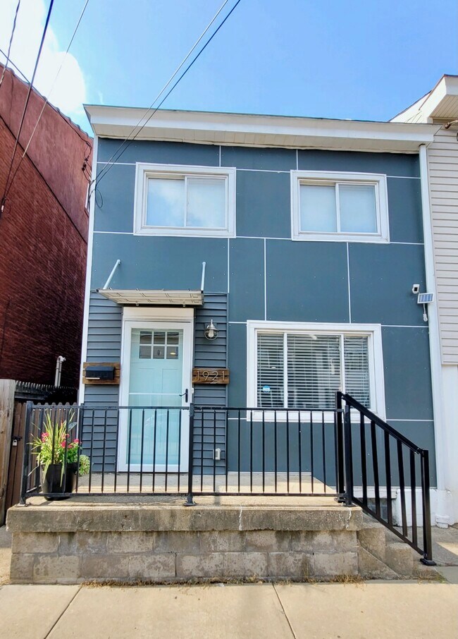 Photo - 1921 Jane St House