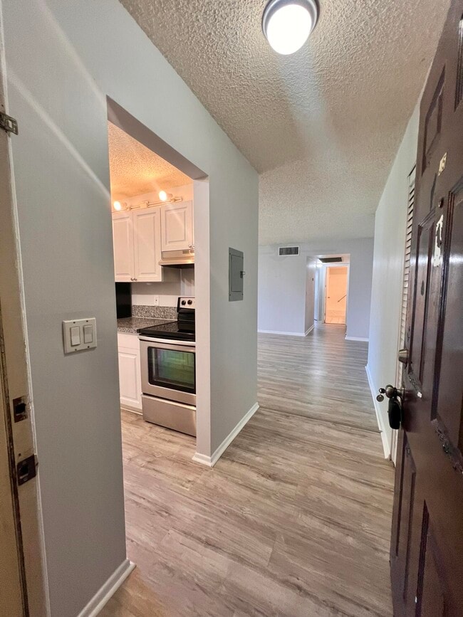 Building Photo - 150 Pineview Rd Unit J5