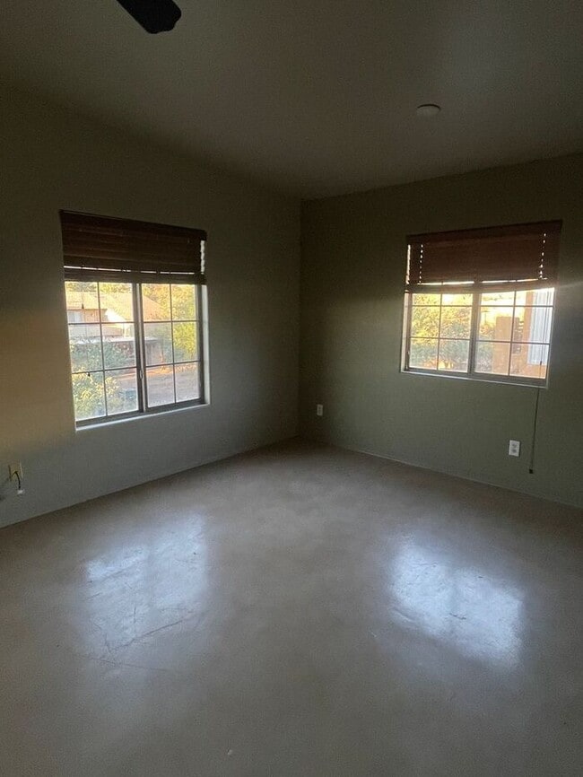 Building Photo - 3 bedroom 2 bath