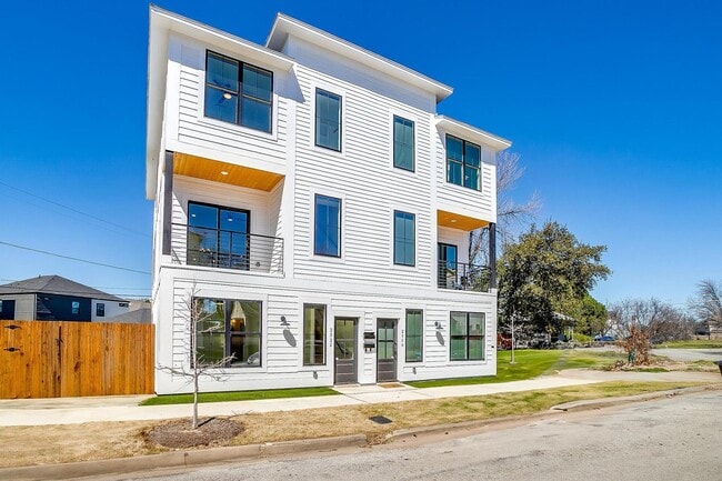 Building Photo - 2333 Benbrook Blvd Unit 2027