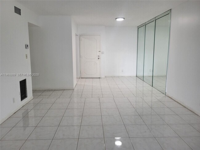 Photo - 3125 Oakland Shores Dr Unidad B205