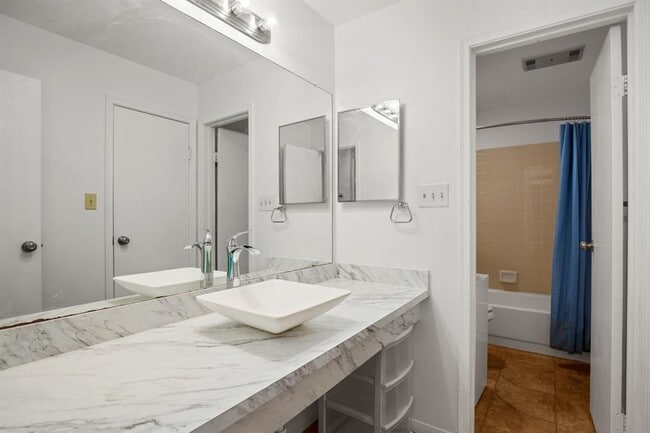Building Photo - 2217 San Gabriel St Unit 304