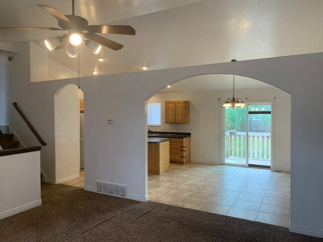 Photo - Spacious 5 Bedroom in Roy!