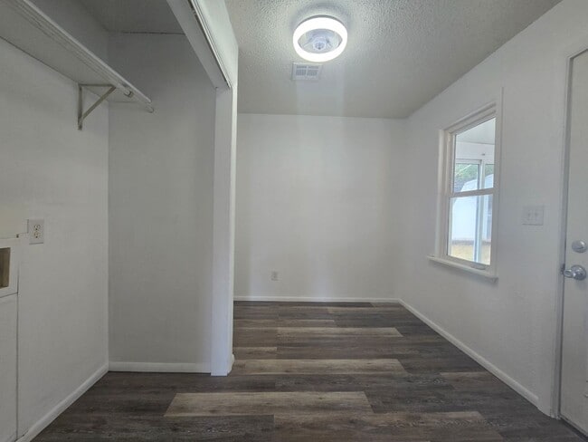 Photo - 1 Bedroom 1 Bath Home in Shawnee!