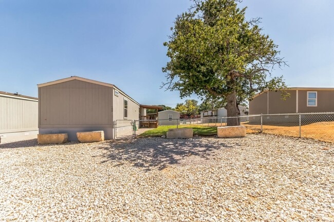 Photo - 105 E Briar Dr