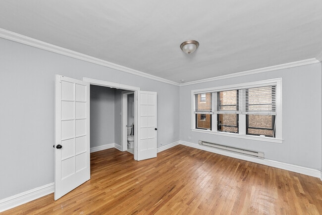 Building Photo - 4738 N Hermitage Ave Unit 205