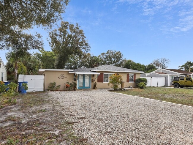 Photo - 1353 Canterbury Rd N