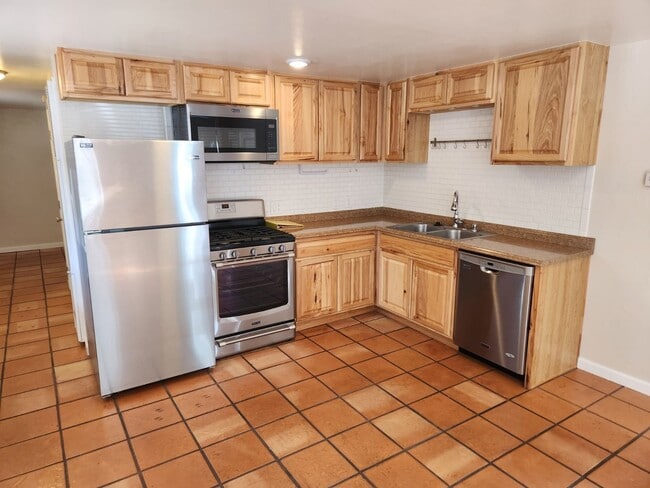 Building Photo - 10 Deer Path Ave Unit 3