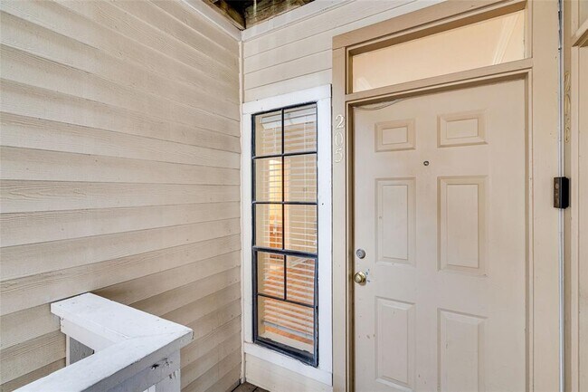 Photo - 715 W 22 1/2 St Unit 205