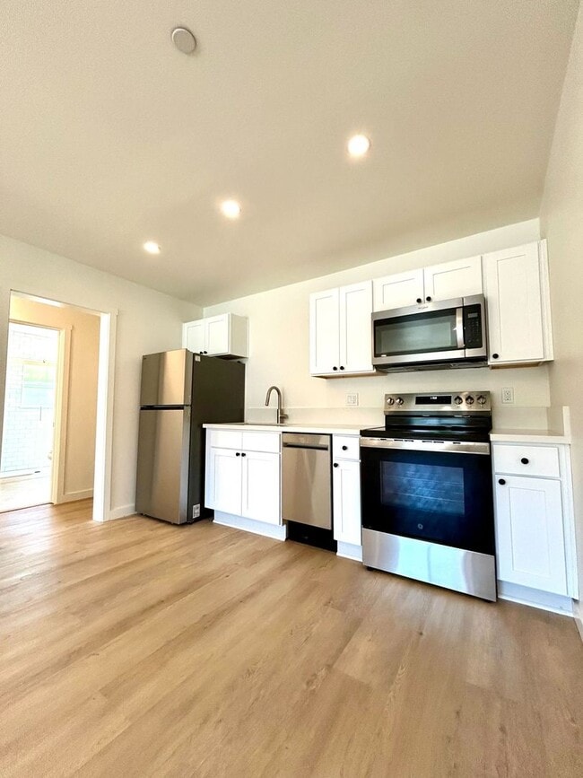 Photo - Now Leasing for the 2026-2027 School Year:... Unidad 383.5 Lemon Street